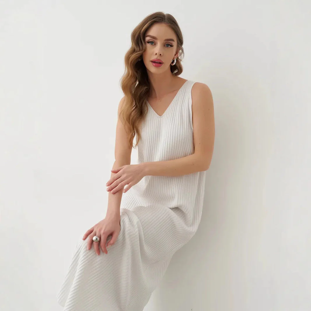 Women's maxi dress – Relaxed fit – V-neck – Sleeveless – Pleated soft fabric - Image 3