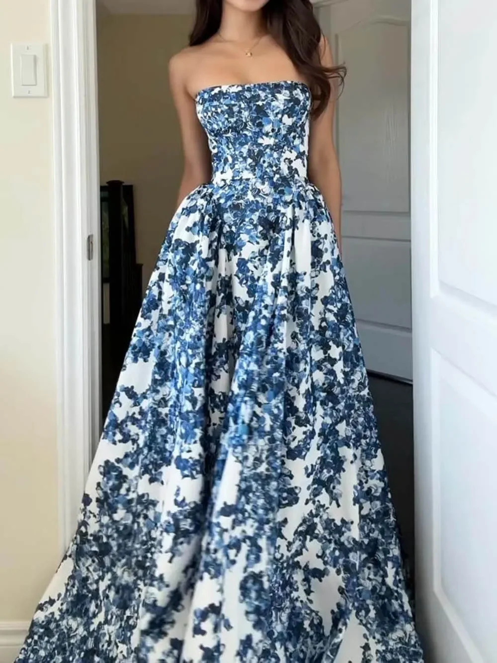 Ladies Maxi Dress – Strapless – Figure-Accentuating Bodice – Flowy Skirt – Elegant Look - Image 2
