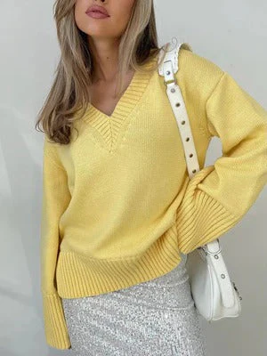Women's Pullover – V-neck – Soft Knitted Fabric – Relaxed Fit – Ribbing - Image 4
