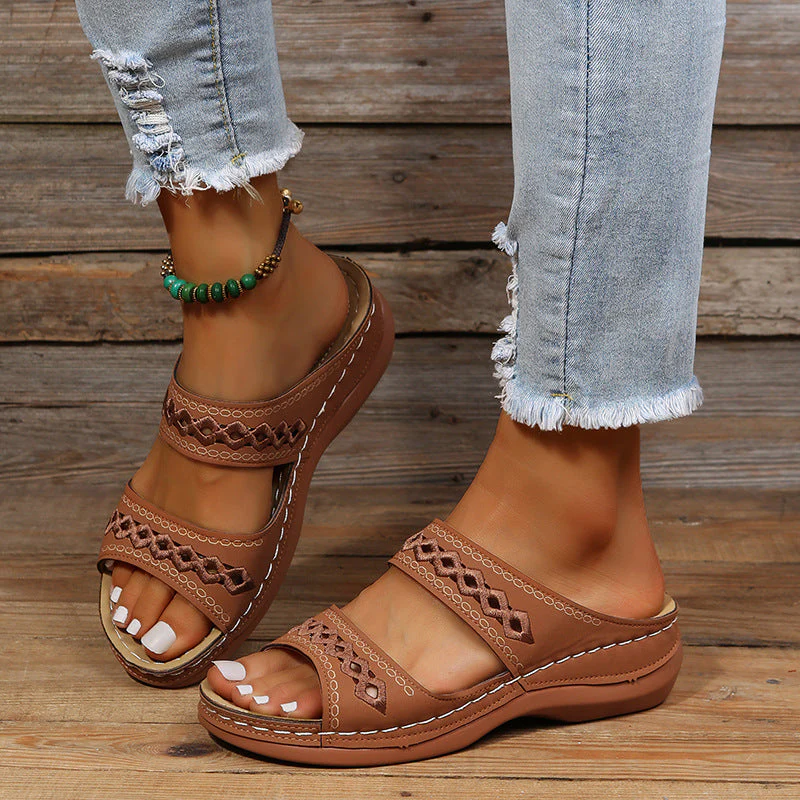 Ladies sandals β Slip-on comfort β Wide fit β Retro cut-out design β Stitched straps