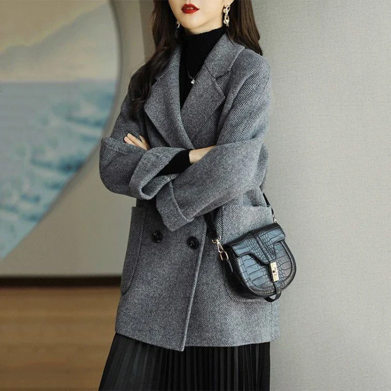 Women's trenchcoat – Slim fit – Wool – Double breasted – Elegant lapels – Side pockets