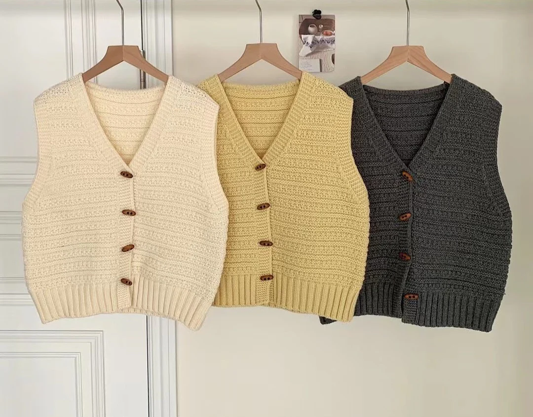 Sleeveless knitted vest for women - Button closure - Casual style - Image 5