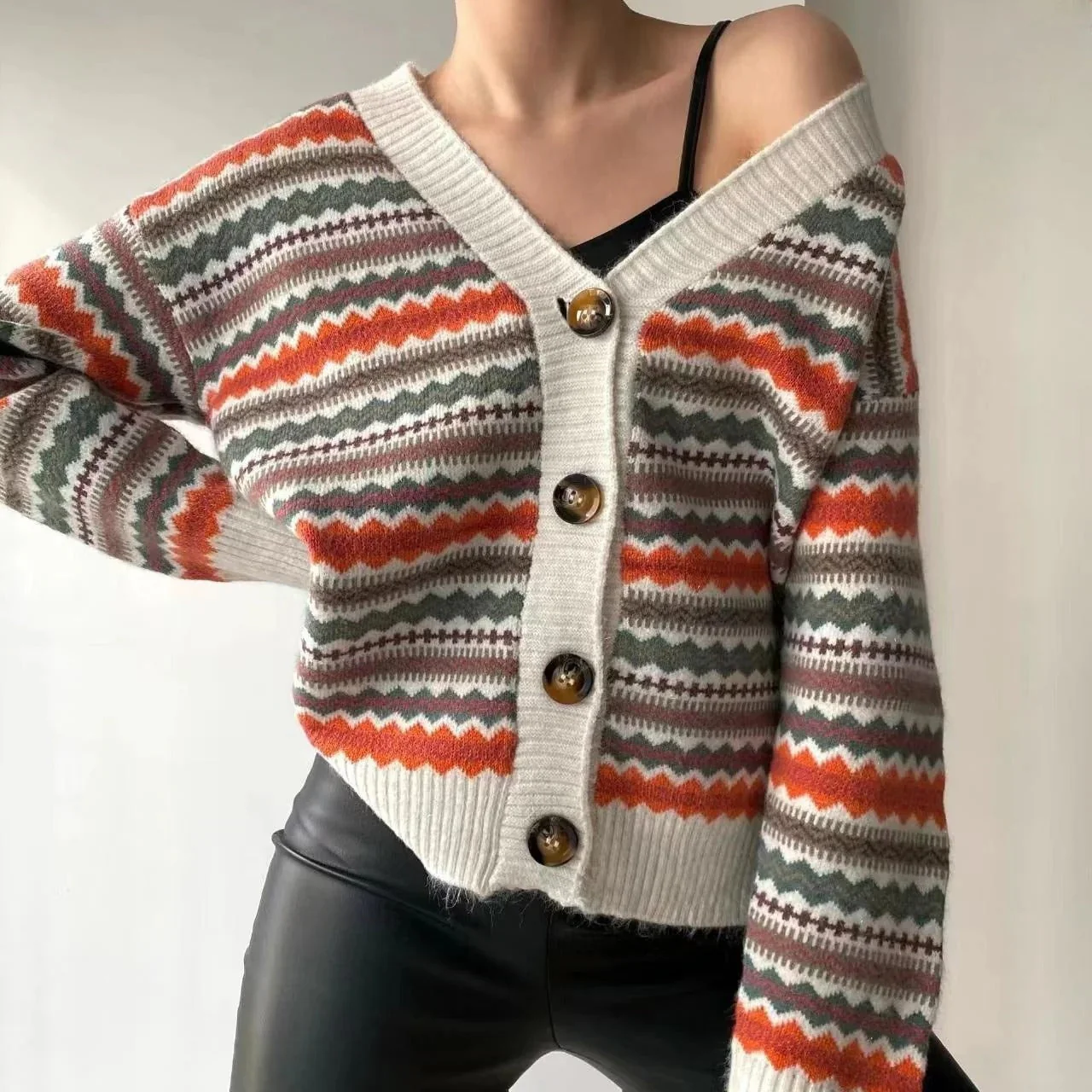 Ladies Cardigan – Relaxed Fit – Wool Knit – V-Neck – Button Closure – Zigzag Pattern - Image 2