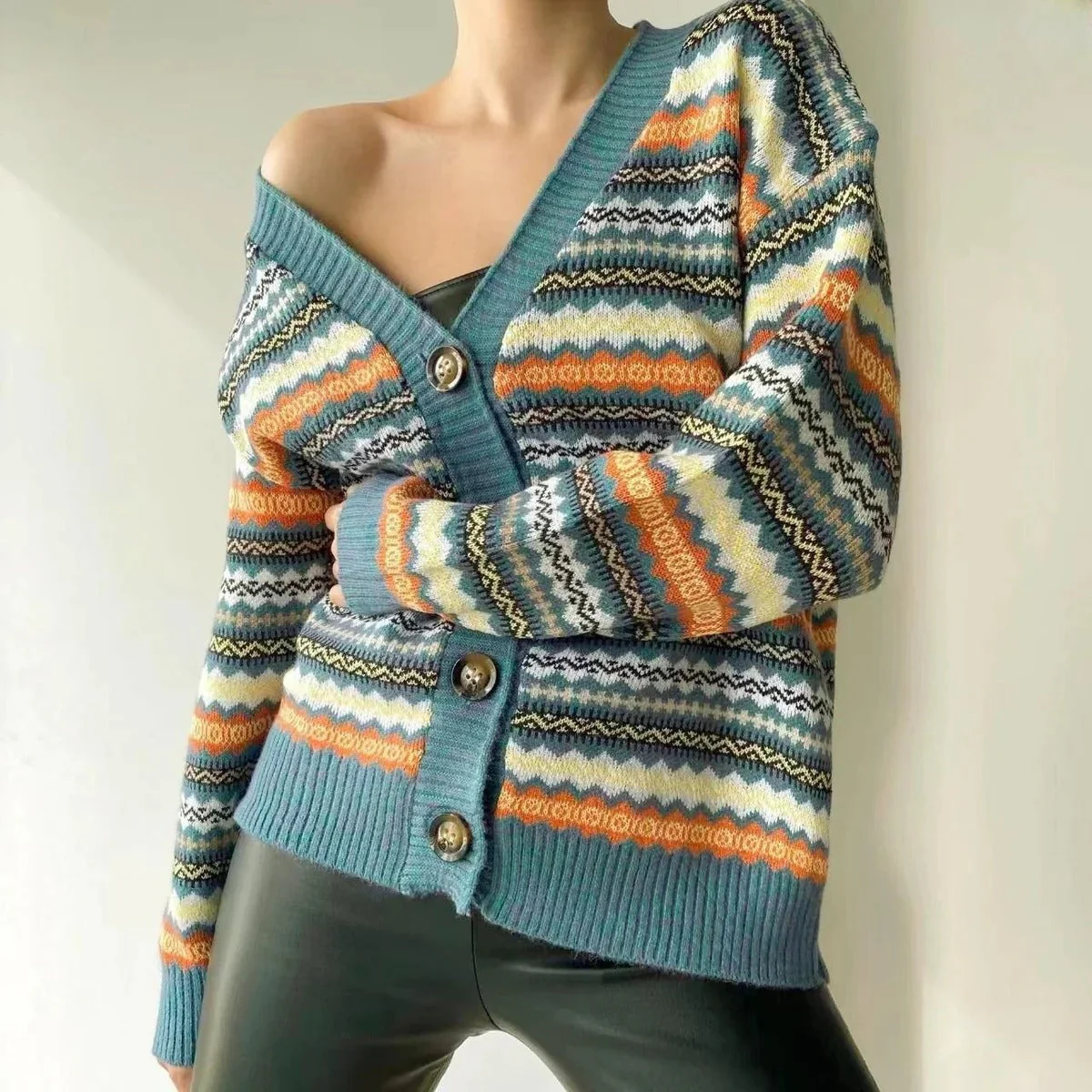 Ladies Cardigan – Relaxed Fit – Wool Knit – V-Neck – Button Closure – Zigzag Pattern - Image 3
