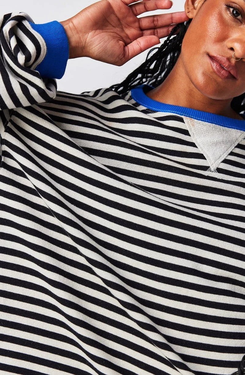Striped sweater for a modern look - Image 10