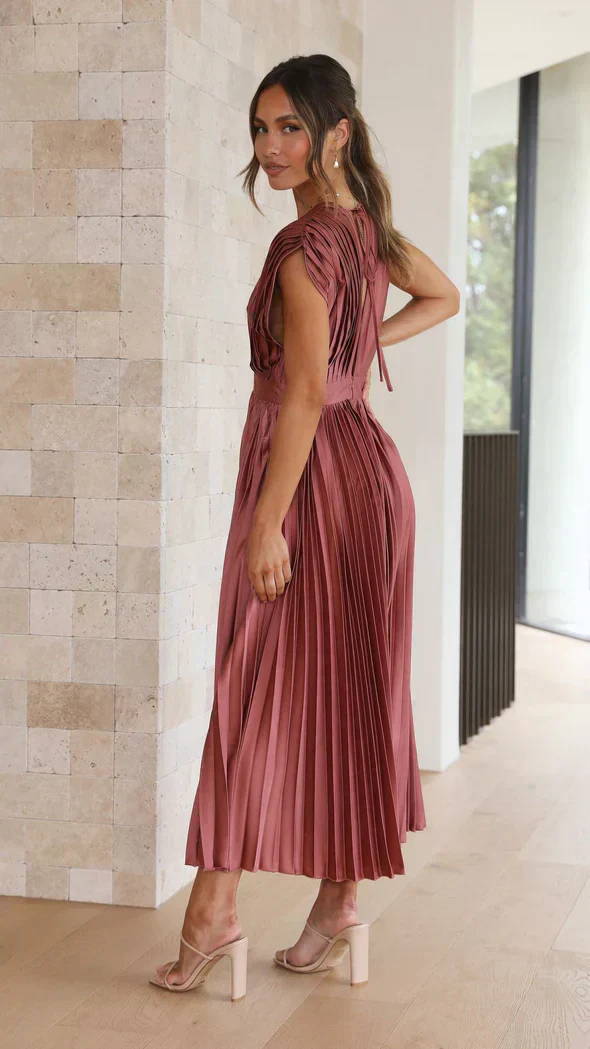 Elegant Pleated Midi Dress with Open Back - Image 24