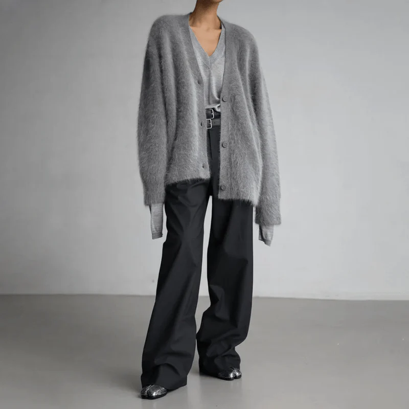 Oversized cashmere cardigan with elegant V-neck - Image 4