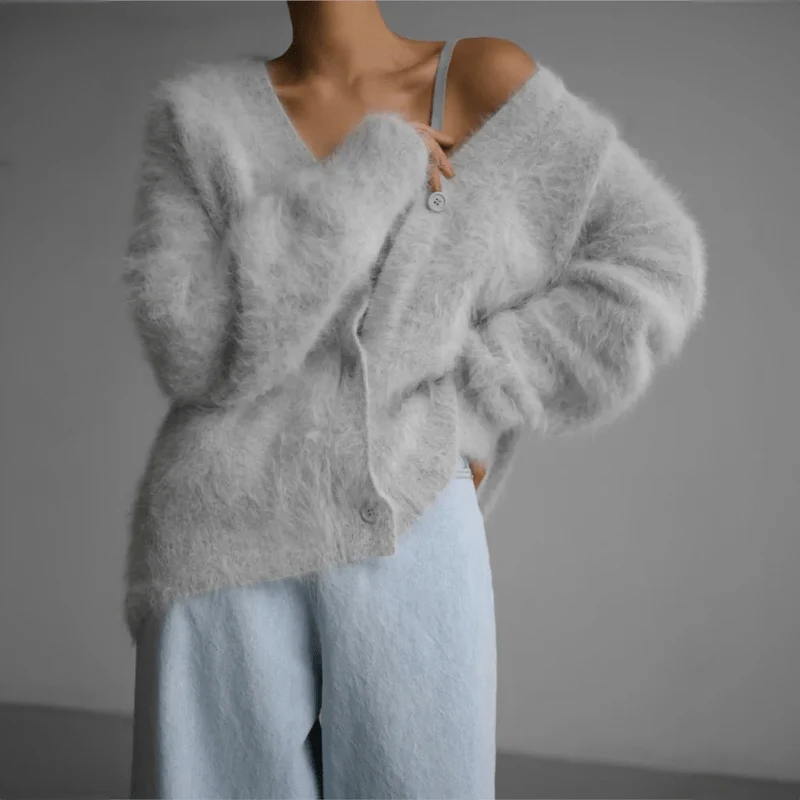Oversized cashmere cardigan with elegant V-neck - Image 5