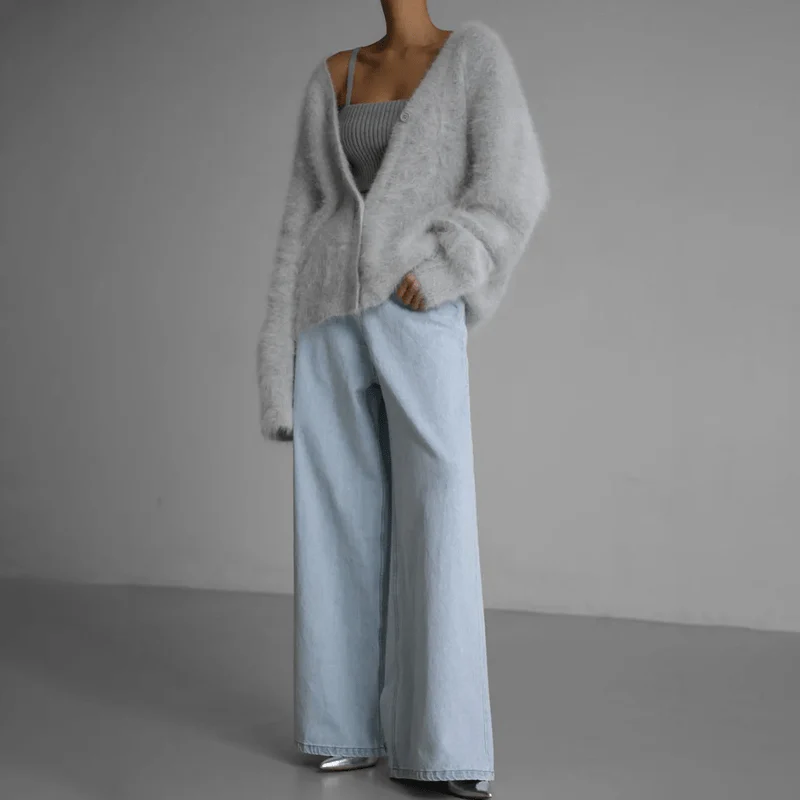 Oversized cashmere cardigan with elegant V-neck - Image 6