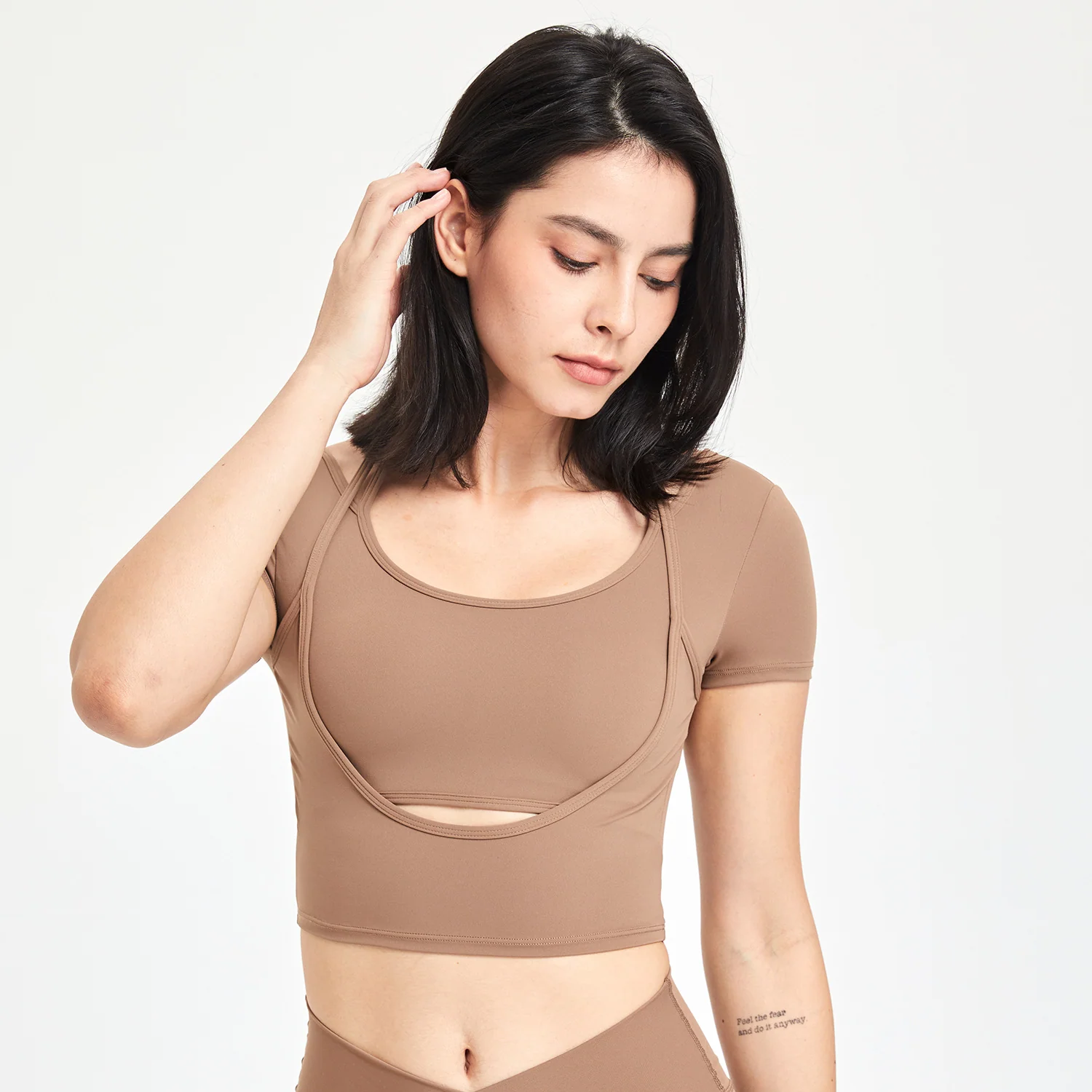 Functional Sport Crop Top with Stylish Details - Image 3