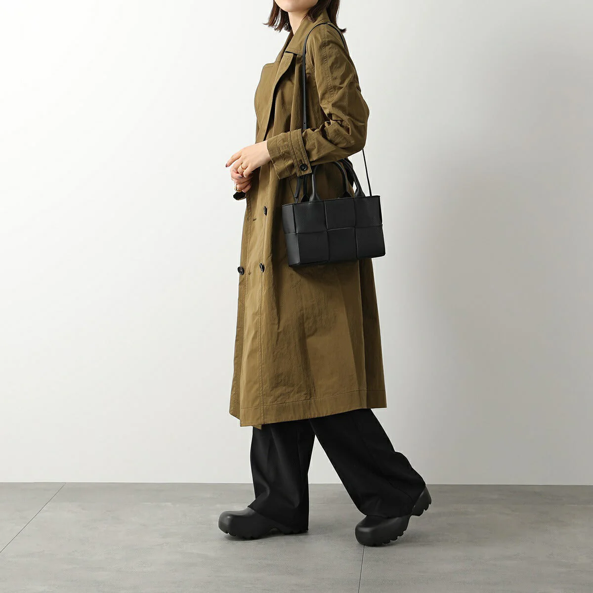 Woven leather women's handbag - stylish and versatile bag - Image 3