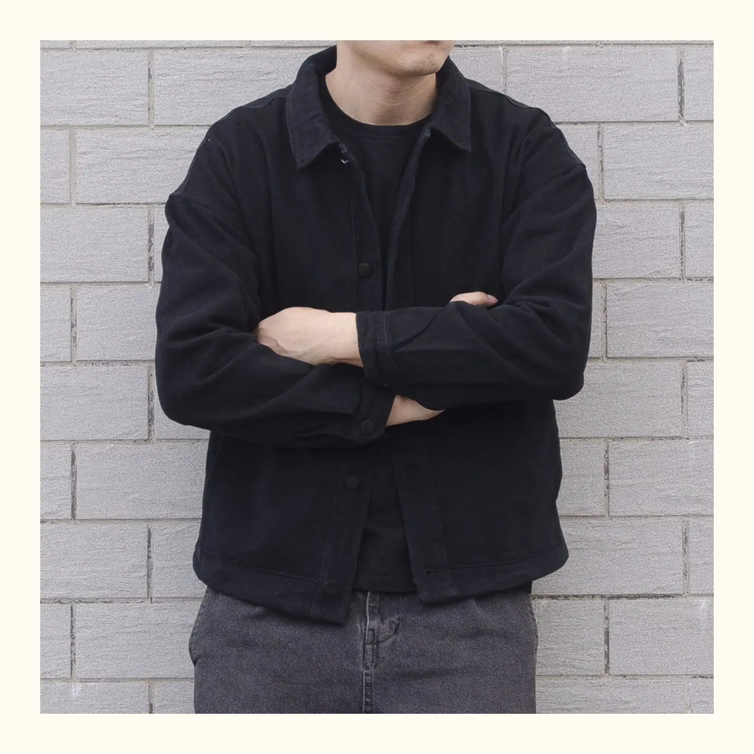 Men's denim jacket – Relaxed fit – Button closure – Collar – Casual layering style - Image 3