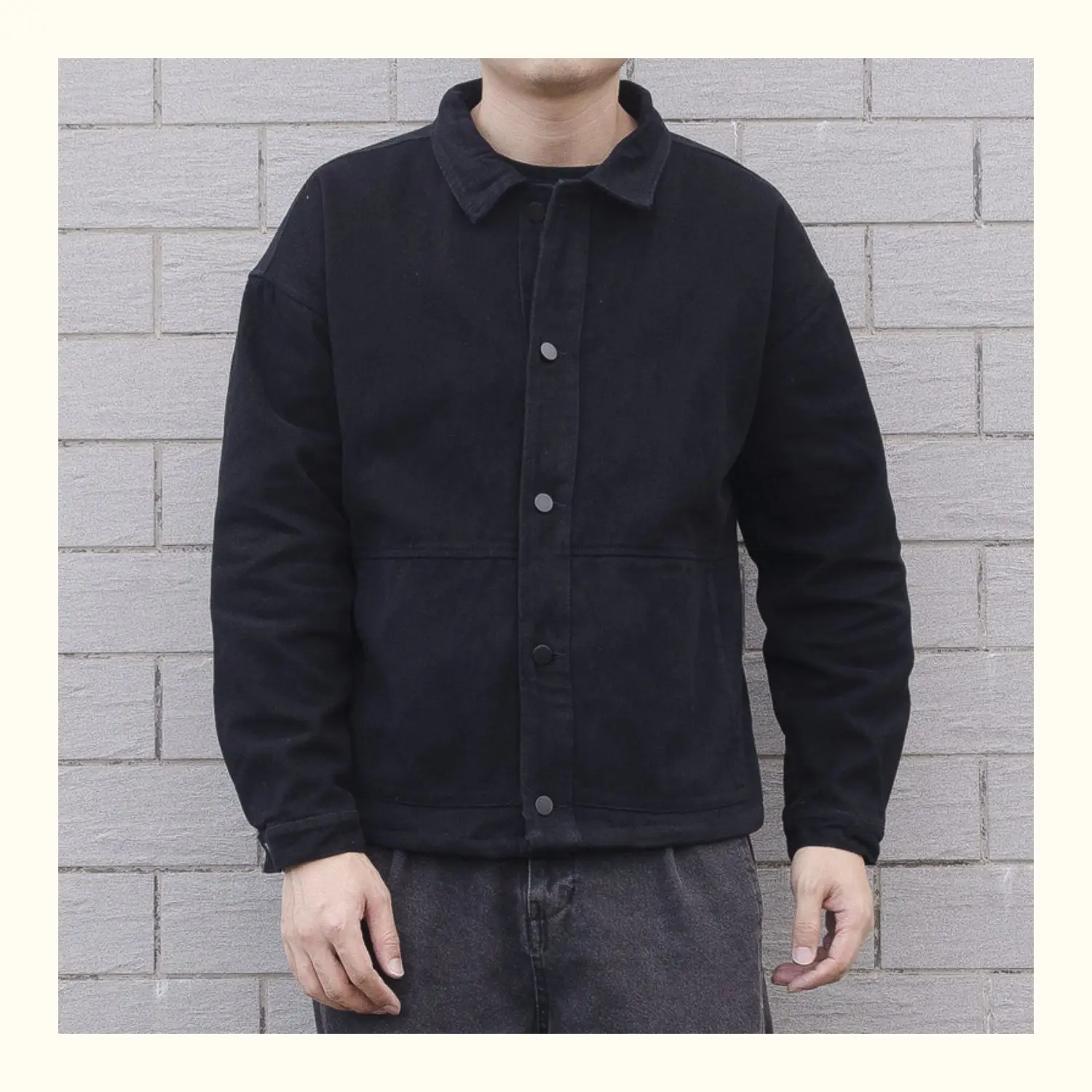 Men's denim jacket – Relaxed fit – Button closure – Collar – Casual layering style - Image 4