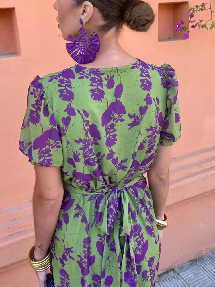Dress with floral print and V-neck - Image 3