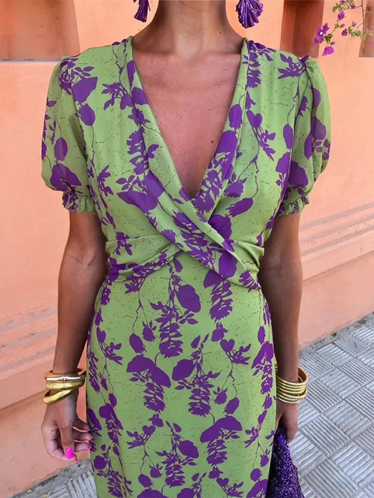 Dress with floral print and V-neck - Image 4
