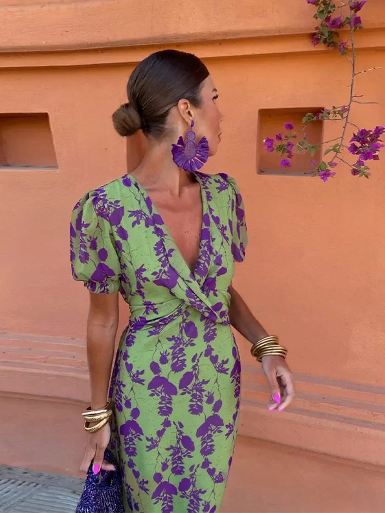 Dress with floral print and V-neck - Image 5