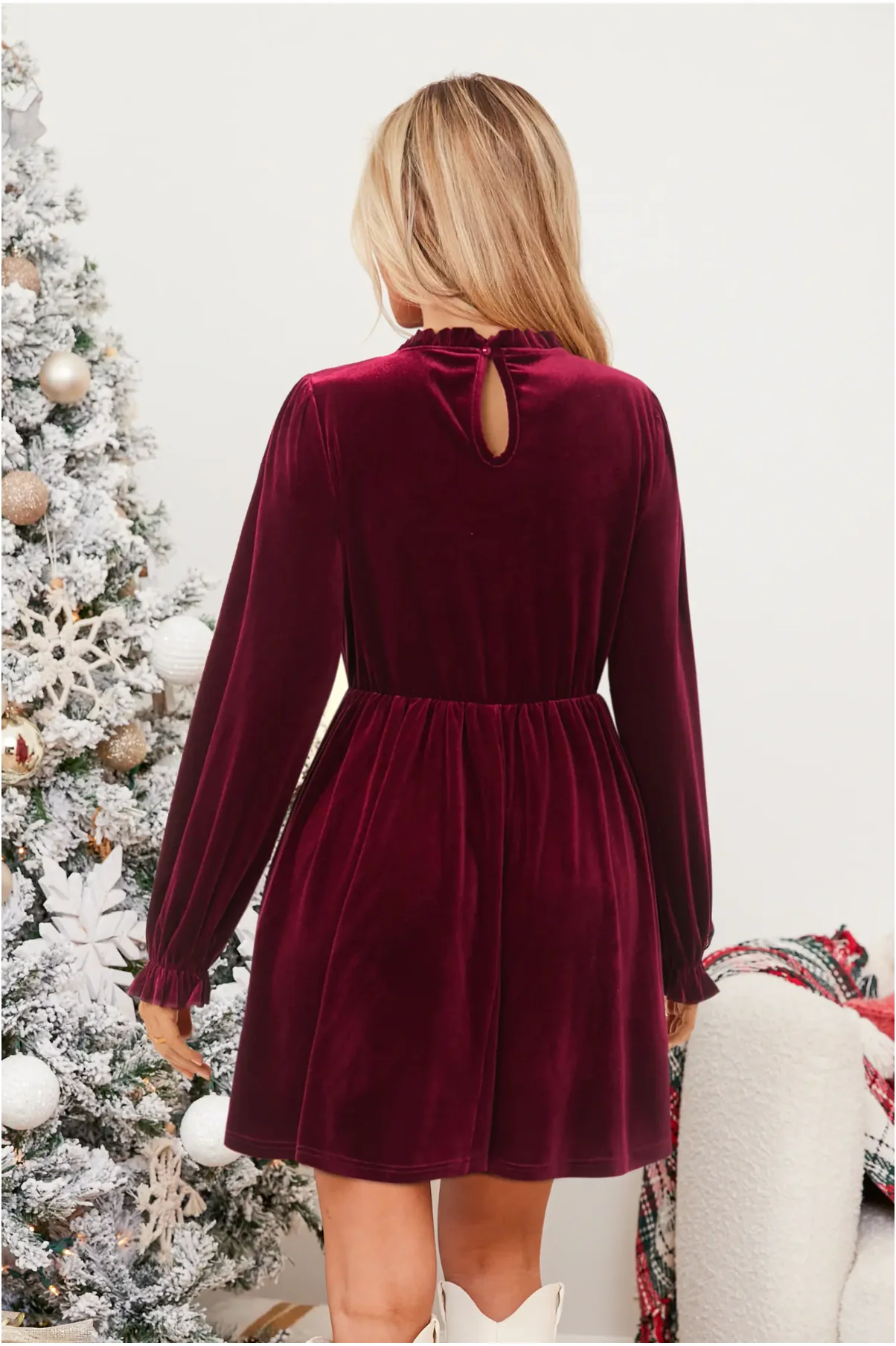 Luxurious Velvet Cocktail Dress with Timeless Elegance - Image 3