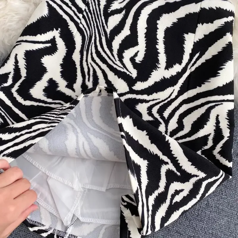 Mini skirt with zebra print - Image 4