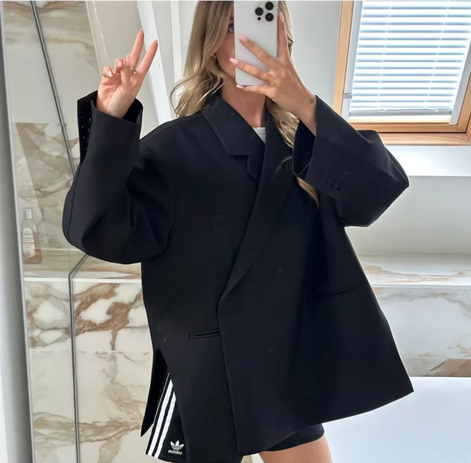 Women's Blazer - Oversized Fit - Classic Lapels - Long Sleeves - Casual Chic - Image 3